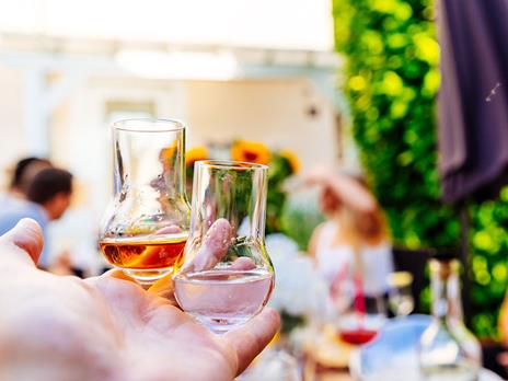 SMARTBOX - Aroma Wine Bar Enoteca: 1 bottiglia di grappa con 2 calici da degustazione a domicilio - Cofanetto regalo - 6