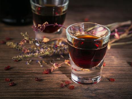 SMARTBOX - Brindisi a casa: 1 bottiglia di grappa, 1 di amaro e 2 calici da degustazione a domicilio - Cofanetto regalo - 4