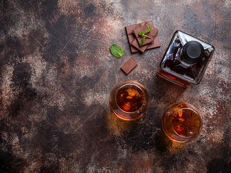 SMARTBOX - Brindisi a casa: 1 bottiglia di grappa, 1 di amaro e 2 calici da degustazione a domicilio - Cofanetto regalo - 5