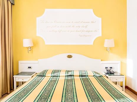 SMARTBOX - A due passi da Venezia: 4 notti con tour delle isole di Murano e Burano allHotel Ca' Tron - Cofanetto regalo - 6