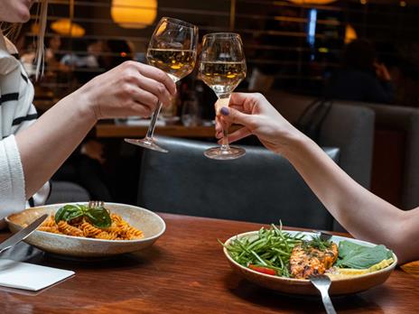 SMARTBOX - Sapori e vino in tavola - Cofanetto regalo - 1 cena con bottiglia o due calici di vino inclusi per 2 persone - 5