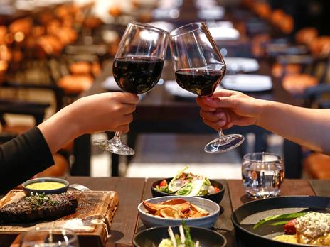 SMARTBOX - Sapori e vino in tavola - Cofanetto regalo - 1 cena con bottiglia o due calici di vino inclusi per 2 persone - 6