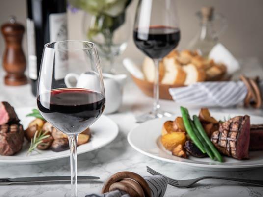 SMARTBOX - Sapori e vino in tavola - Cofanetto regalo - 1 cena con bottiglia o due calici di vino inclusi per 2 persone - 7