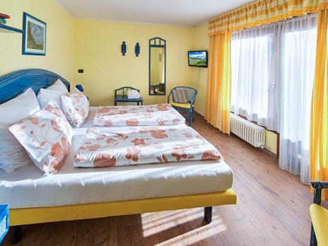 SMARTBOX - Due cuori a Livigno: 1 notte in camera Romantic con pausa relax, aperitivo e cena di 3 portate - Cofanetto regalo - 3