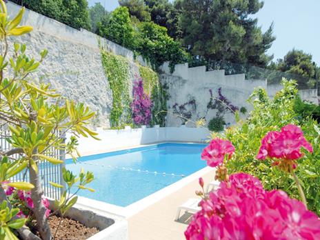 SMARTBOX - Weekend fuoriporta - Cofanetto regalo - 1 notte con colazione o 1 notte con colazione e 1 momento relax per 2 persone - 7