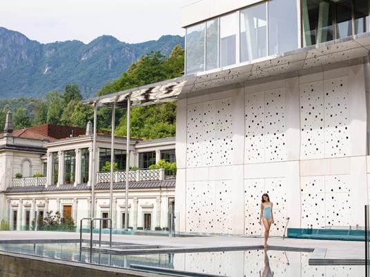 SMARTBOX - Spa da sogno - Cofanetto regalo - 1 ingresso di 5h presso un centro QC Terme e un regalo benessere per 2 persone - 4