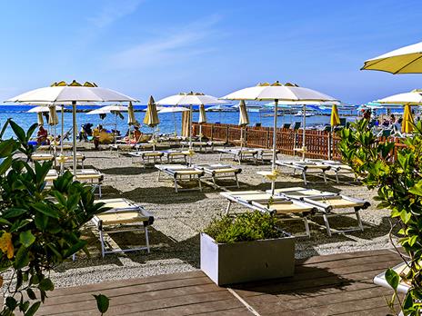 SMARTBOX - Al cuore del Golfo Dianese: 2 notti con colazione e servizio spiaggia incluso - Cofanetto regalo - 7