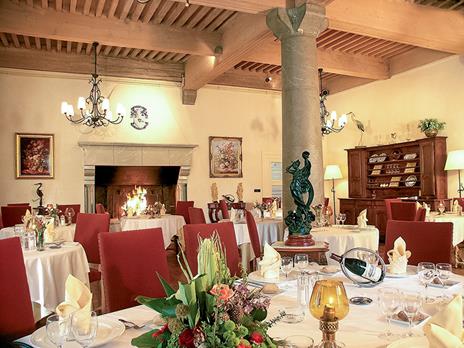 SMARTBOX - Un amore da favola: 1 notte con cena in castello per 2 sposi - Cofanetto regalo - 3