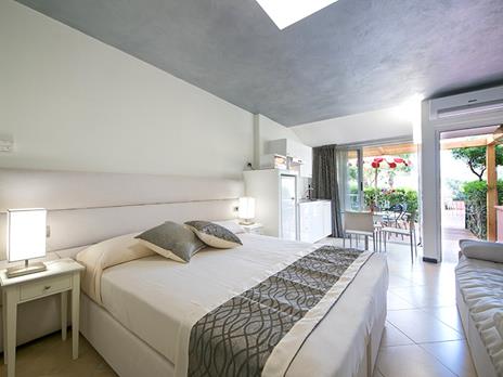 SMARTBOX - Due cuori sulla Riviera dei Fiori: 1 notte con momento benessere in Spa di 30min - Cofanetto regalo - 3