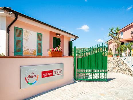 SMARTBOX - Due cuori sulla Riviera dei Fiori: 1 notte con momento benessere in Spa di 30min - Cofanetto regalo - 4