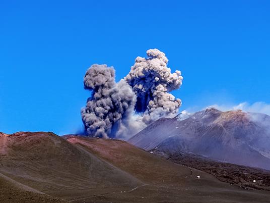 SMARTBOX - Avventura esplosiva sull'Etna: trekking guidato tra i crateri del vulcano - Cofanetto regalo - 2