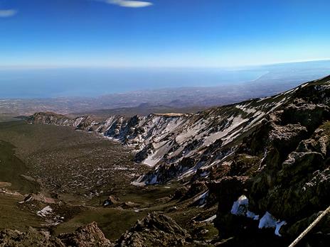 SMARTBOX - Trekking guidato di 5h 30min ai crateri sommitali dellEtna e attrezzatura inclusa per 2 - Cofanetto regalo - 5