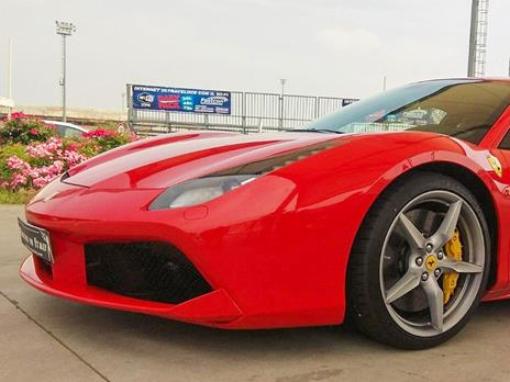 SMARTBOX - Ferrari F488 GTB su pista: 2 giri sul Circuito di Castelletto e video a bordo - Cofanetto regalo - 5