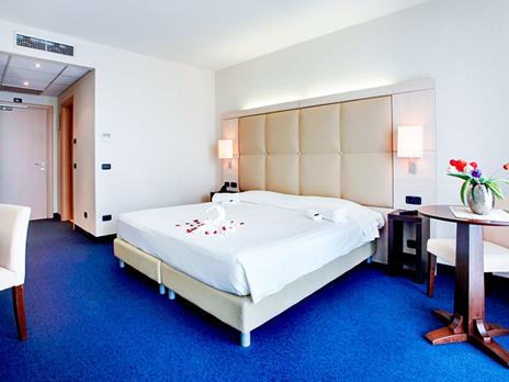 SMARTBOX - Relax thai sul lago d'Iseo: 1 notte in Junior Suite, 1 cena con vino e area benessere - Cofanetto regalo - 3