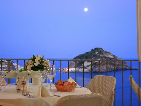 SMARTBOX - In viaggio con amore: romantici soggiorni di 2 notti con cena - Cofanetto regalo - 4