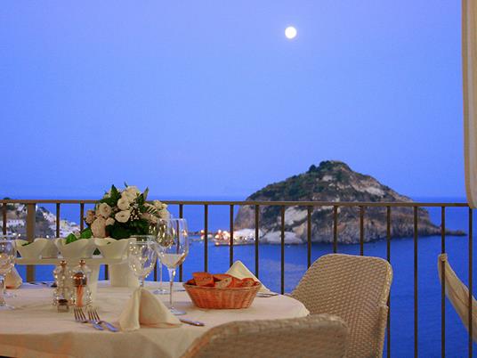 SMARTBOX - In viaggio con amore: romantici soggiorni di 2 notti con cena - Cofanetto regalo - 4