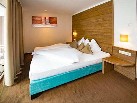 SMARTBOX - Sentieri in bici: 1 notte in hotel 4* con Spa e 1 tour in eBike in Trentino - Cofanetto regalo - 3