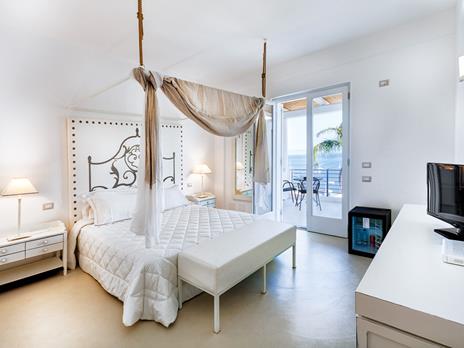 SMARTBOX - Eccezionali evasioni - Cofanetto regalo - 2 notti con colazione e 2 cene in hotel 4* e 5* e dimore storiche per 2 persone - 3