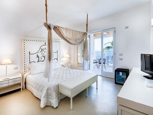 SMARTBOX - Eccezionali evasioni - Cofanetto regalo - 2 notti con colazione e 2 cene in hotel 4* e 5* e dimore storiche per 2 persone - 3