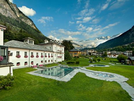 SMARTBOX - Oasi di benessere - Cofanetto regalo - 1 ingresso di 5h presso un centro QC Terme e un regalo benessere per 2 persone - 4