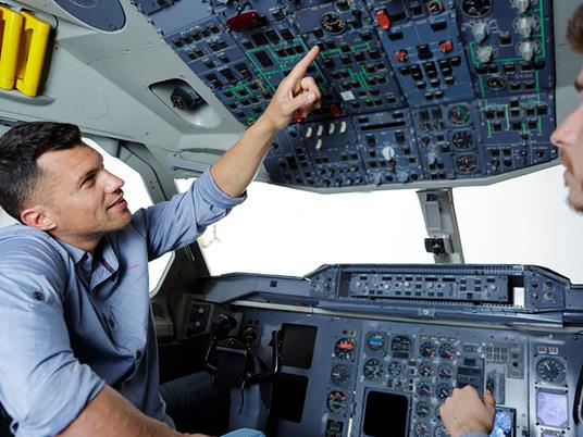 SMARTBOX - Emozioni in cabina di pilotaggio: 1 volo di 1h su simulatore - Cofanetto regalo - 3