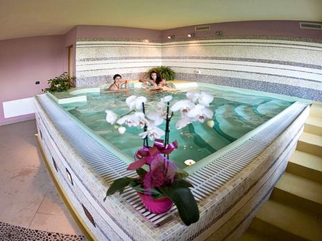 SMARTBOX - Relax in Valle d'Aosta: 1 notte con Spa e cena in hotel caratteristici - Cofanetto regalo - 2