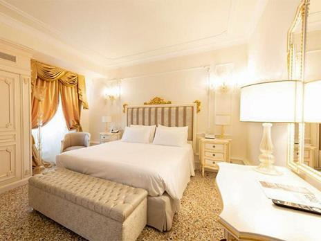 SMARTBOX - Lusso veneziano: 1 notte in camera Superior in palazzo 5* sul canale di Cannaregio - Cofanetto regalo - 3