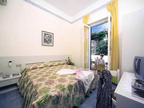 SMARTBOX - Mamma alle terme: 1 notte con accesso alle piscine termali - Cofanetto regalo - 3