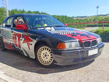 SMARTBOX - Sterzate ribelli a bordo di una BMW 328i: 1 lezione di drift nelle Marche (2h) - Cofanetto regalo - 3