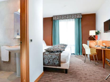 SMARTBOX - Una vita in relax: 1 notte con Spa e late check out in hotel 4* a Mestre - Cofanetto regalo - 2