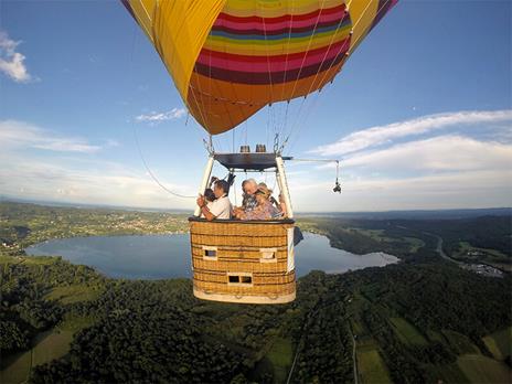 SMARTBOX - Volo di gruppo in mongolfiera per 2 persone sopra il Castello di Masino - Cofanetto regalo - 3