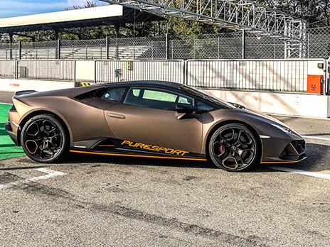 SMARTBOX - Al volante di una Lamborghini Huracán EVO: 2 giri a tutto gas sul Circuito di Vairano - Cofanetto regalo - 3