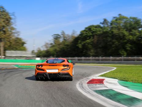SMARTBOX - Adrenalina su pista nel Circuito di Vairano: 2 giri alla guida di una Ferrari F8 Tributo - Cofanetto regalo - 3