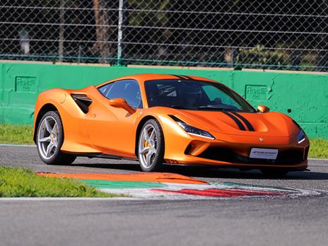 SMARTBOX - Adrenalina su pista nel Circuito di Vairano: 2 giri alla guida di una Ferrari F8 Tributo - Cofanetto regalo - 4