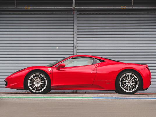 SMARTBOX - Guida su pista: 1 emozionante giro al volante di una Ferrari 458 Italia sul Cremona Circuit - Cofanetto regalo - 3