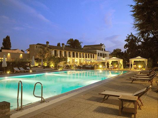 SMARTBOX - Natale tra gusto e relax: 2 notti in hotel 4* con cena e Spa per 2 - Cofanetto regalo - 4