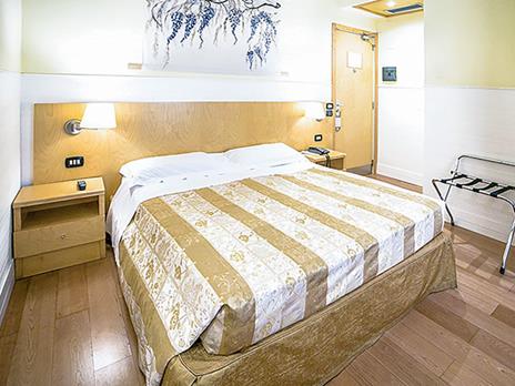 SMARTBOX - Romantiche fughe di Natale: 2 notti nelle città più belle dItalia - Cofanetto regalo - 8