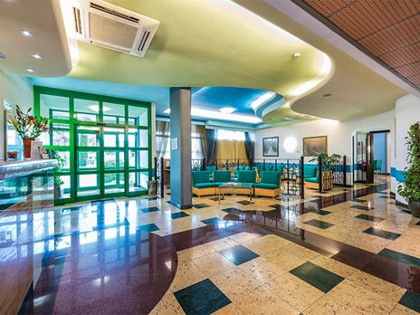 SMARTBOX 1 notte romantica con cioccolatini Spumante e palloncini a cuore tra Verona e il Lago di Garda Cofanetto regalo - 3