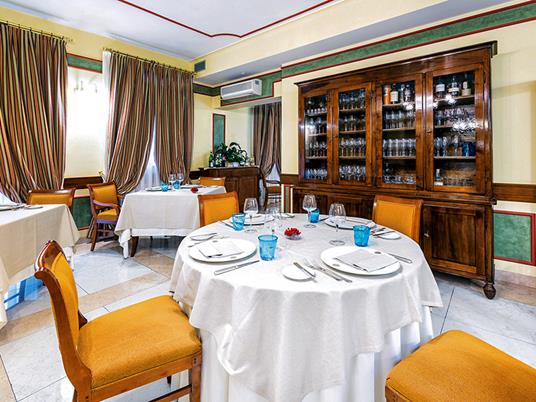 SMARTBOX - 2 notti con cuori, palloncini, spumante in camera Deluxe e 1 cena in un hotel 4* a Verona - Cofanetto regalo - 3