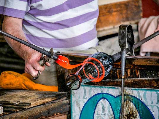 SMARTBOX - Larte del vetro veneziano: tour in barca con visita guidata a Murano e sosta a Burano - Cofanetto regalo - 3
