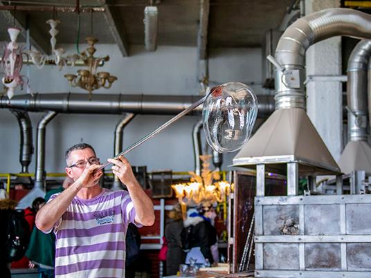 SMARTBOX - Tour in barca con visita guidata alla fornace del vetro di Murano e passeggiata a Burano - Cofanetto regalo - 2