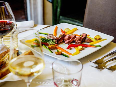 SMARTBOX - Assassinio sullAdige: cena con delitto tra le mura del Castello di Bevilacqua per 1 persona - Cofanetto regalo - 4