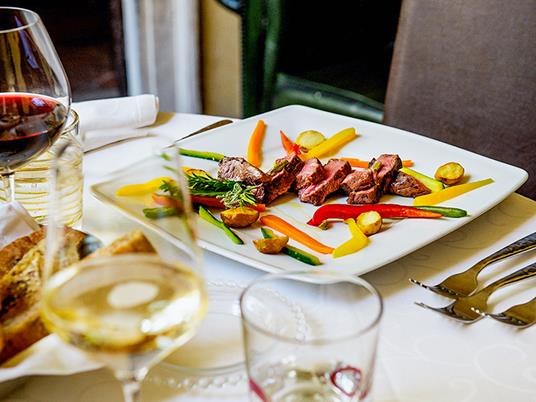 SMARTBOX - Chi è il colpevole? Cena con delitto al Castello di Bevilacqua per 2 detective - Cofanetto regalo - 4