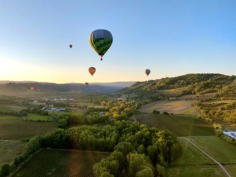 SMARTBOX - Chianti in mongolfiera: 1 suggestivo volo per 1 persona con Prosecco e assaggi tipici - Cofanetto regalo - 4