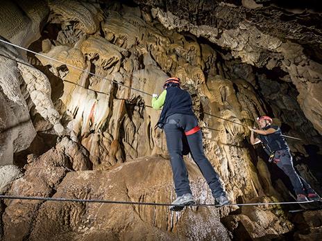 SMARTBOX Emozioni dalla preistoria: zipline visita alle grotte e al museo di Equi Geo-Archeo Park per 1 Cofanetto regalo - 2