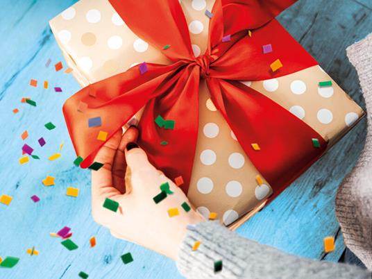 SMARTBOX - Tanti Auguri - Cofanetto regalo - 1 cena o 1 trattamento benessere o 1 attività sportiva per 1 o 2 persone - 4