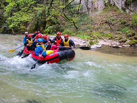 SMARTBOX - Rafting di 2h 30min per 2 persone sui fiumi più belli dell’Umbria - Cofanetto regalo - 2