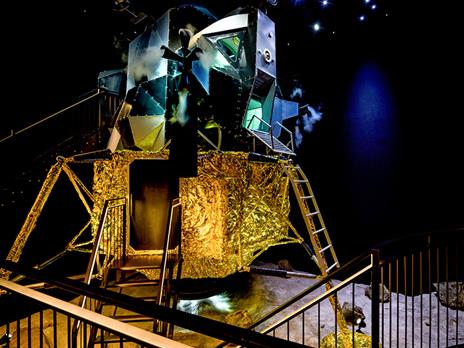 SMARTBOX - Destinazione Luna: 1 notte in modulo lunare Eagle della missione Apollo 11 con cena e Spa per 3 - Cofanetto regalo - 3