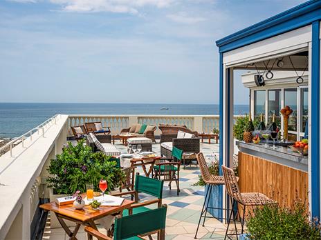 SMARTBOX - Lusso e gusto a Viareggio: 1 notte con cena in hotel 4* vista mare - Cofanetto regalo - 2