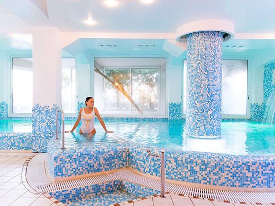 SMARTBOX - Momenti di relax: 2 notti in hotel 4* con accesso alla Spa e 1 cena - Cofanetto regalo - 2